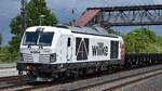 Willke Logistics GmbH mit der geleasten northrail Vectron Dual Lok  248 088 
[NVR-Nummer: 90 80 2248 088-7 D-NRAIL] und einem Ganzzug neuer firmeneigner schwarzer Drehgestell-Flachwagen am 16.05.25 Höhe Bahnhof Saarmund.