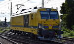 DB Bahnbau Gruppe GmbH, Berlin [D] mit der recht neuen Vectron Dual Mode Light Lok  249 052  [NVR-Nummer: 90 80 2249 052-2 D-DBBBG] am 08.09.25 Höhe Bahnhof Magdeburg-Neustadt.