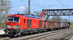 DB Cargo AG, Mainz [D] mit ihrer Vectron Dual Mode Light  249 023  [NVR-Nummer: 90 80 2249 023-3 D-DB] und einigen Übergabe Güterwagen  Richtung Rbf. Seddin am 10.04.25 Höhe Bahnhof Saarmund.