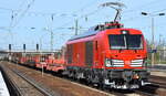 DB Cargo AG, Mainz [D] mit der nagelneuen Vectron Dual Mode Light  249 044  [NVR-Nummer: 90 80 2249 044-9 D-DB] und einem gemischten Güterzug (Übergabezug? Seddin) am 16.04.25 Höhe Bahnhof Schönefeld b. Berlin.