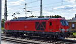 DB Cargo AG, Mainz [D] mit ihrer Vectron Dual Mode Light Lok  249 010  [NVR-Nummer: 90 80 2249 010-0 D-DB] am 19.06.25 Höhe Bahnhof Senftenberg.