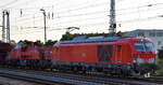 DB Cargo AG, Mainz [D] mit ihrer Vectron Dual Mode Light Lok  249 010  [NVR-Nummer: 90 80 2249 010-0 D-DB] + der Voith Gravita 10 BB  261 011_1  (NVR:  92 80 1261 011-1 D-DB ) und einem gemischten Güterzug am 19.06.25 Höhe Bahnhof Senftenberg.