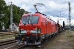 DB Cargo AG, Mainz [D] mit ihrer Vectron Dual Mode Light Lok   249 049  [NVR-Nummer: 90 80 2249 049-8 D-DB] und einem Schotterzug am 30.07.25 Durchfahrt Bahnhof Ruhland.