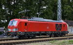 DB Cargo AG, Mainz [D] mit ihrer Vectron Dual Mode Light Lok  249 019  [NVR-Nummer: 90 80 2249 019-1 D-DB] fuhr zum Pausieren Höhe Bahnhof Ruland um dann umzusetzen u. per Diesel Richtung BASF Werk Schwarzheide zu fahren um einen Zug zu übernehmen, 30.07.25