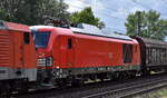 DB Cargo AG, Mainz [D] mit ihrer Vectron Dual Mode Light Lok  249 016  [NVR-Nummer: 90 80 2249 016-7 D-DB] am Haken von  189 070-6  [NVR-Nummer: 91 80 6189 070-6 D-DB] und einem gemischten Güterzug am Haken am 01.08.25 Höhe Bahnhof Niederndodeleben.