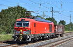 DB Cargo AG, Mainz [D] mit ihrer Vectron Dual Mode Light Lok  249 004  [NVR-Nummer: 90 80 2249 004-3 D-DB] und einem Drehgestell-Hochbordwagen am Haken Richtung Rbf. Seddin am 12.08.25 Höhe Bahnhof Saarmund.