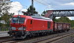DB Cargo AG, Mainz [D] mit ihrer Dual Mode Light  249 012  [NVR-Nummer: 90 80 2249 012-6 D-DB] u. ein paar Güterwagen Richtung Rbf. Seddin am 29.09.25 Höhe Bahnhof Saarmund.