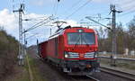 DB Cargo AG, Mainz [D] mit ihrer Vectron Dual Mode Light Lok '249 030' [NVR-Nummer: 90 80 2249 030-8 D-DB] und zwei Hochbordwagen am Haken im Übergabeverkehr am 26.03.26 Höhe Bahnhof Berlin Hohenschönhausen.